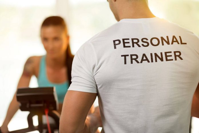 personal trainer working client