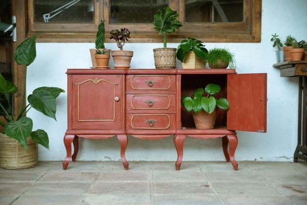 How To Decorate With Antiques This Summer 2 class up the garden and Decorate With Antiques