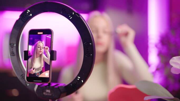 Jobs you May Want to Secure if Want to Work in the Beauty Industry 1 beauty influencer treaming