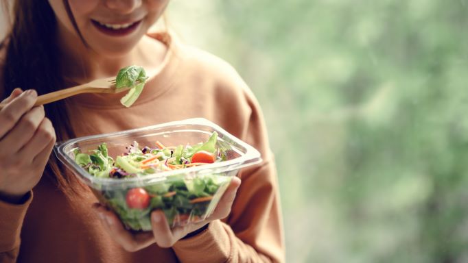 How to sustain a healthy and balanced diet 2 eating salad at lunch