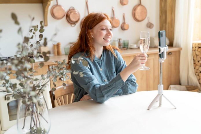 woman on phone chat date
